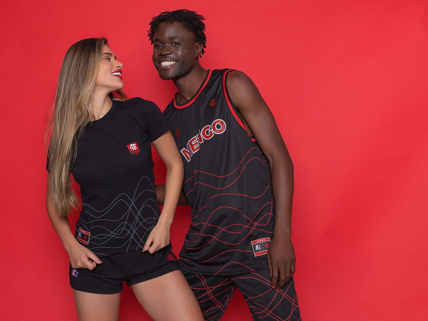 Still com modelo finalizado: dupla de modelos, segunda pose do catálogo NTK/Flamengo