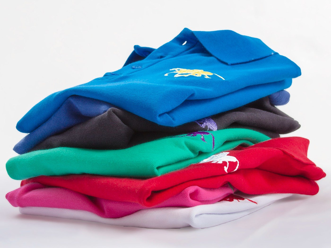 Still de composição: pilha de camisas polo em várias cores